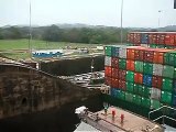 Le navire le plus large du monde traverse le canal de Panama. Impressionnant