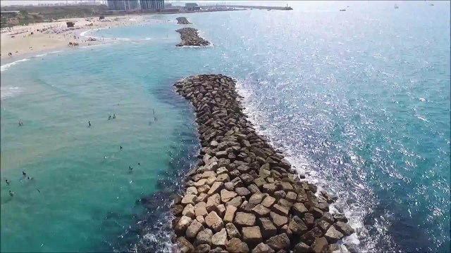 LPHD 2260 - La plage d'Herzliya en Israël vue depuis un drone
