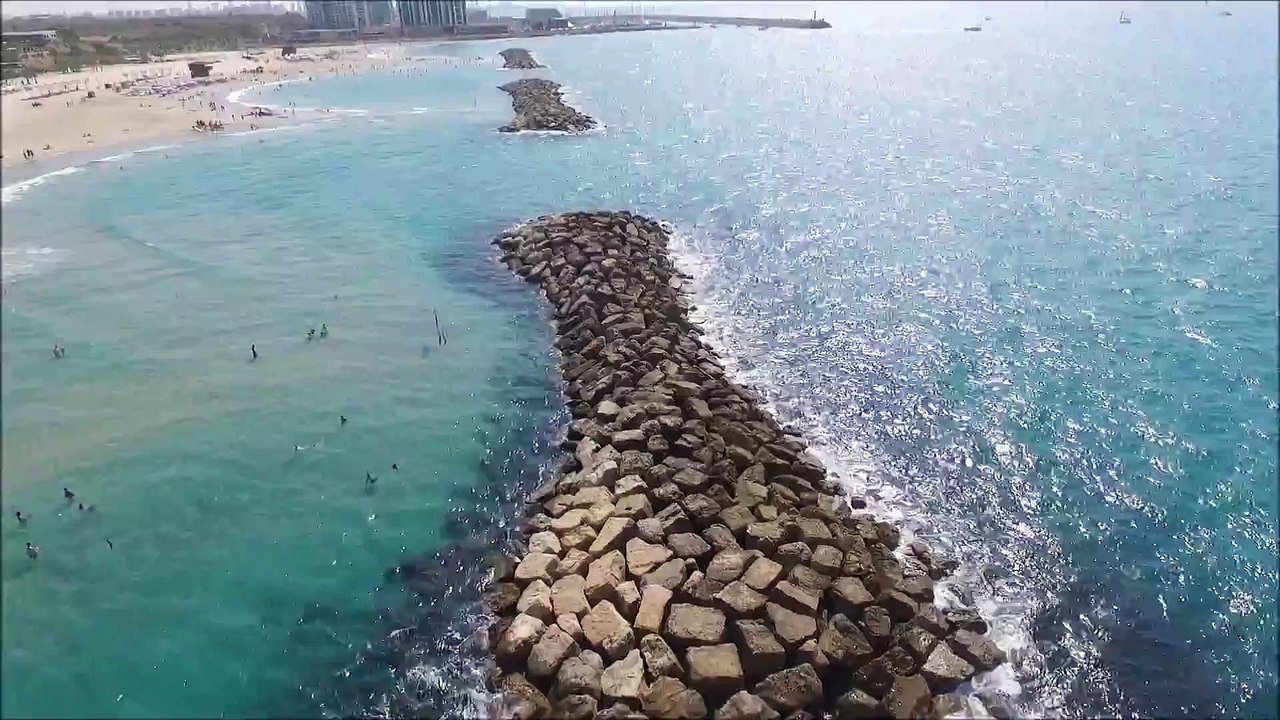 LPHD 2260 - La plage d'Herzliya en Israël vue depuis un drone