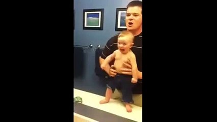 Babasıyla Kas Yarışına Giren Sevimli Bebek!