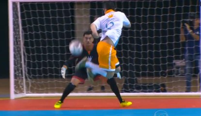 Falcao met un superbe lob en Futsal! (match de charité)