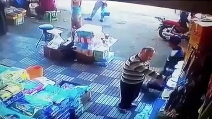 شاهد كيف عاقبت مسنة سمينة رجلاً تحرش بها