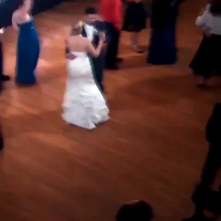 Los padres bailando y niño hacendo la gamba