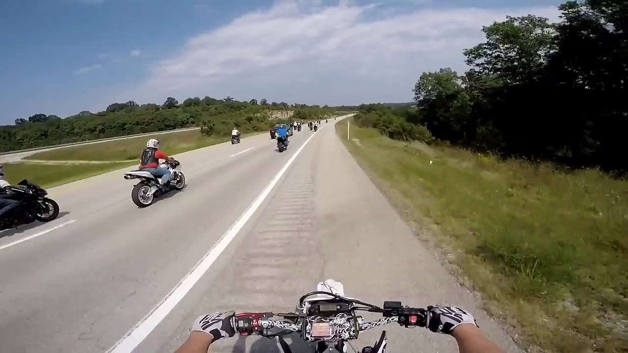 un policier est tombé sur un cortège de motards