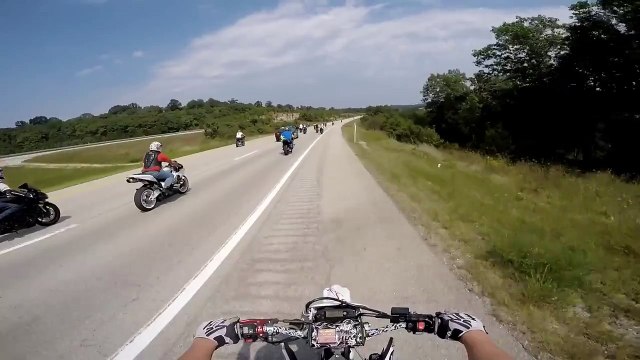 un policier est tombé sur un cortège de motards