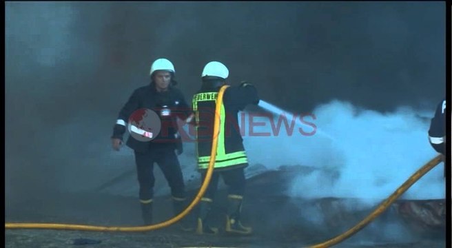 Flakët përfshijnë magazinën në Xhafzotaj të Durrësit- Ora News- Lajmi i fundit-