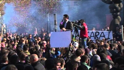 TE RINJTE E PD PROTESTE PERPARA PARLAMENTIT