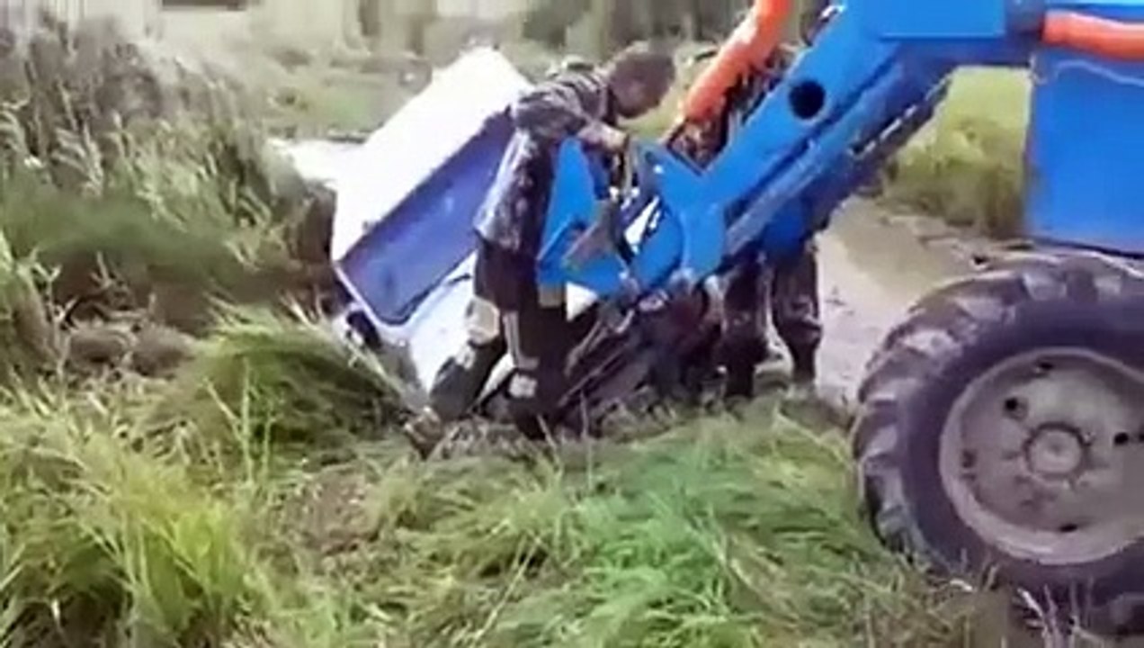 The best funny of 2016 Funny Vdeos Excavator wanted to pull the car himself and fell! 2016 LeakClub com