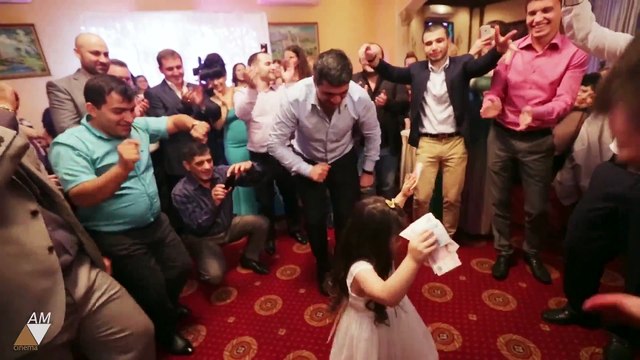 Девочка зажигает на армянской свадьбе