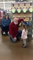 La reacción de esta niña al ver a Santa Claus mientras estaba de compras