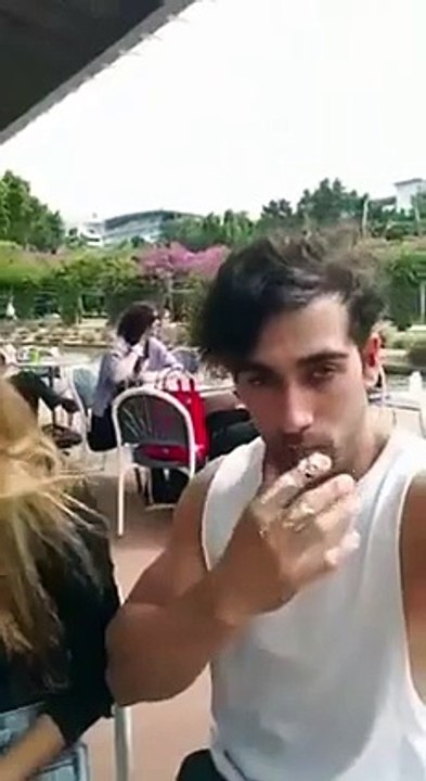 Un gars fait des blagues lourdes à sa copine