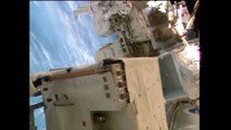 L'astronaute Scott Kelly répare la Station spatiale internationale