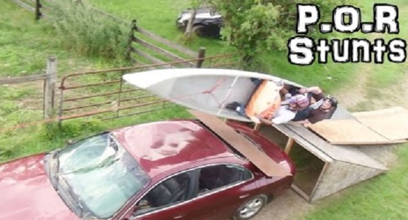 Stunt  : un saut en canoë raté