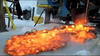 Réaction chimique entre de la lave et de la glace.