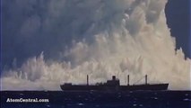 Atom Bombasının Gücü   Hint Okyanusunda yapılan atom bombası denemesi  Yakında duran dev gemi, patlamanın gücü hakkında fikir veriyor