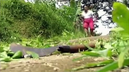 DIJAMIN LUCU.....!!! ORANG GILA USIL NGERJAI ORANG KAMPUNG