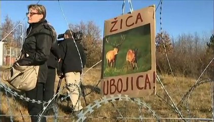 Ils jouent au volley-ball pour dénoncer l'installation de barbelés à la frontière entre la Croatie et la Slovénie