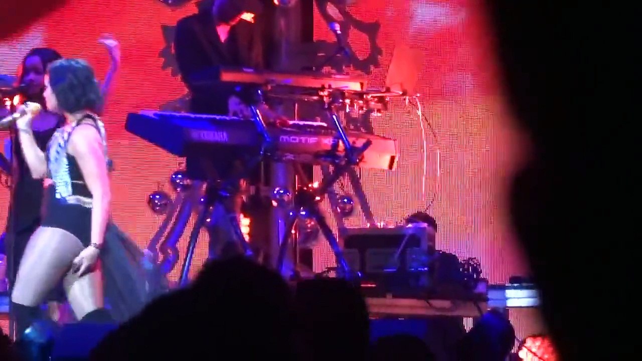 Demi Lovato & Tove Lo Sing “Cool For The Summer” (Live at FLZ's Jingle Ball 2015)