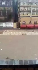 Un hombre salva a un niño durante una inundación