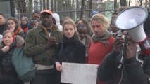 Manifestation devant l'Office des Etrangers après un suicide à Vottem