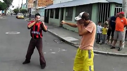 Смотреть бесплатно Смешная драка двух мексиканских алкашей –