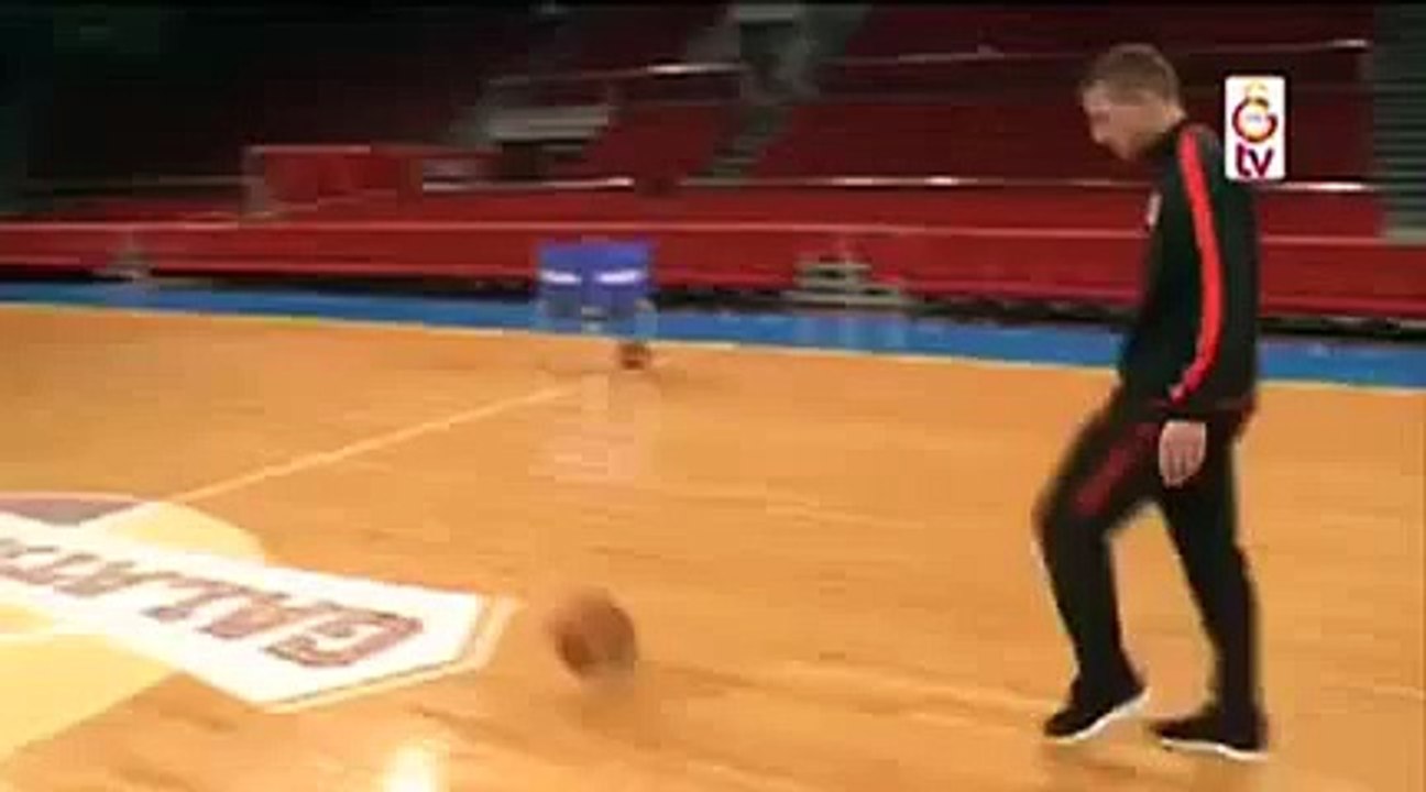Podolski ‪#‎NBA‬ yıldızı Dirk Nowitzki'ye meydan okudu. ‪#‎Galatasaray‬