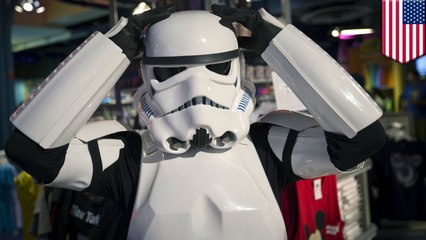 Watch how the crowd reacts when projector gets stuck during Star Wars VII