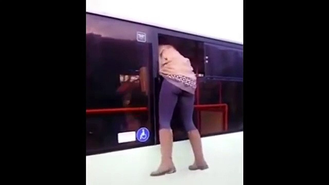 Une femme ne voulant pas payer une amende dans le bus s'évade par la fenêtre