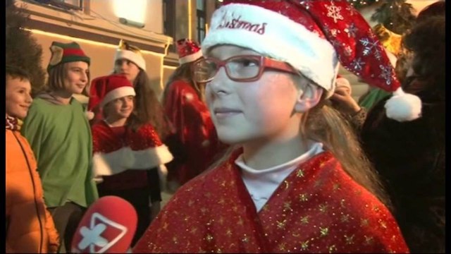 HAPET NE KORÇE SHTEPIA E BABAGJYSHIT, FEMIJET SHPREHIN DESHIRA PER DHURATAT LAJM