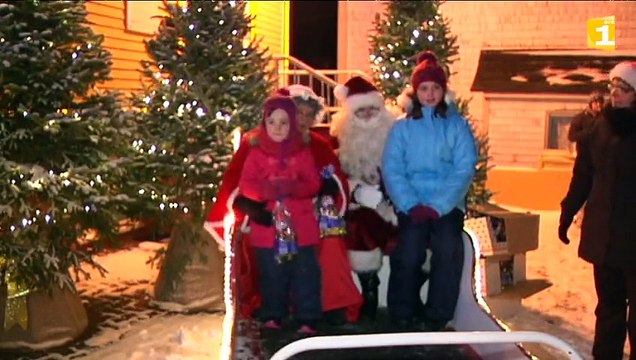 Sous la neige, le traîneau du père noël fait escale à Saint-Pierre