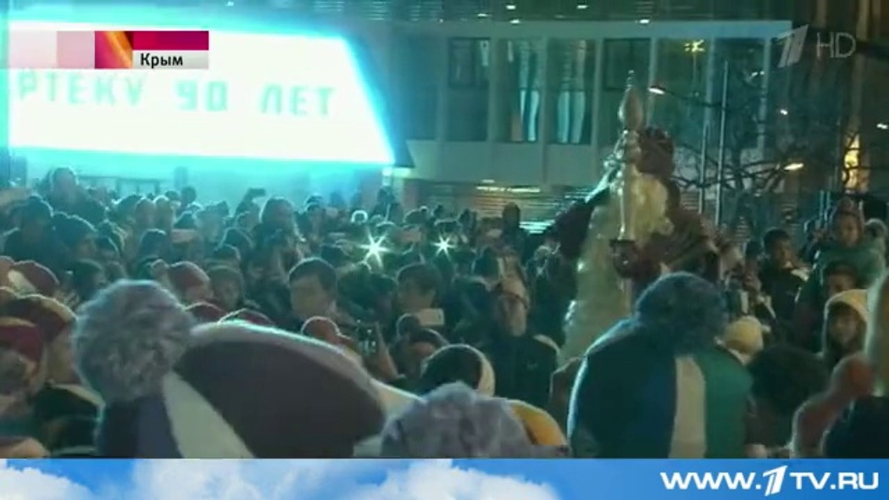 В детский лагерь "Артек" в Крыму приехал Дед Мороз из Великого Устюга