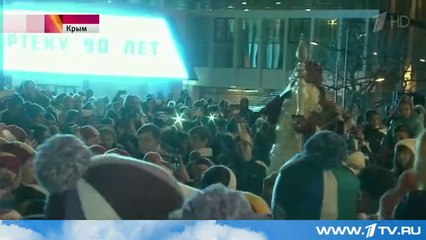 В детский лагерь "Артек" в Крыму приехал Дед Мороз из Великого Устюга