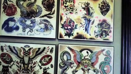 Ce tatoueur sans bras fait les tatouages avec ses pieds et le résultat est parfait !