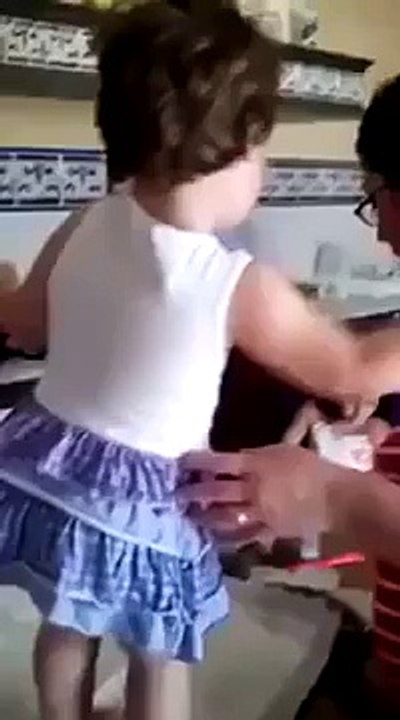 Cette petite fille a une réaction diabolique quand elle réalise qu'elle est filmée !