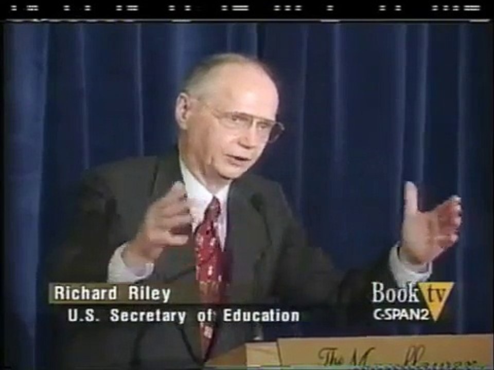 Dolly Parton on the Problems of Illiteracy, Appalachia & Her Literacy Program (2000)