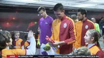Muslera'nın çocuklarla Türkçe muhabbeti