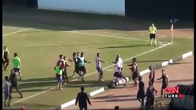 Kırmızı kart görünce rakibinin yüzüne tekme atan sporcu