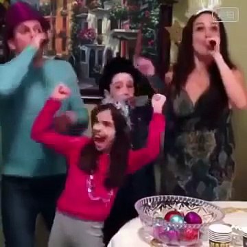 Веселая семья, всем бы такую)