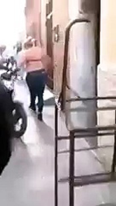 فيديو صادم إمرأة عارية و سكرانة في الجزائر تهاجمالمارةبالاسلحة البيضاء الحوما سكرتها  لاحولولاقوة إلابالله+!!!