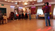 Русские парни танцуют на свадьбе