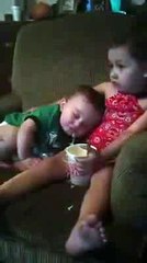 Le petit bouffe tout, meme le bras de sa soeur ^^