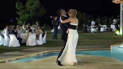 Γαμήλιος Χορός με Βουτιά στην Πισίνα.avi