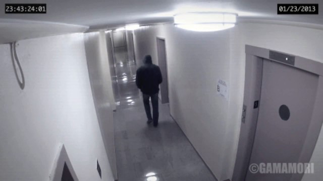 Un homme se fait attaquer par un fantôme alors qu'il marche dans un corridor
