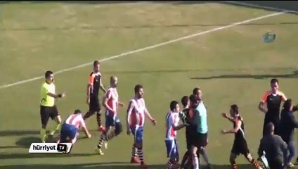 Yerdeki rakibinin yüzüne tekme attı