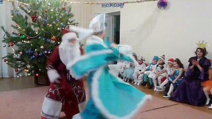 Танец деда мороза и снегурочки в-cut