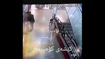 Un vrai héro. Il rattrape un enfant qui chute d'un étage