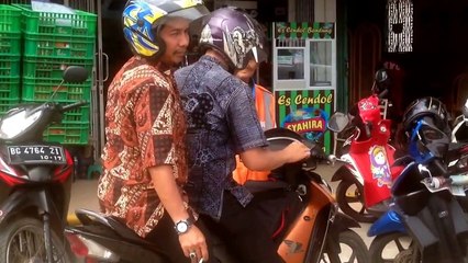 Sosok Nenek 70 Tahun yang Jadi Juru Parkir dari Pagi hingga Malam