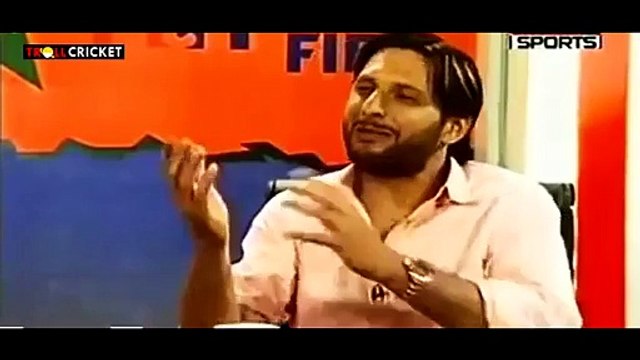 Shahid Afridi tells a funny story abt Inzamam Ul Haq playing Football - Video Dailymotion