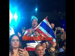 Hombre llorando tras el famoso concurso de belleza