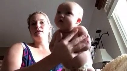 Une maman teste la technique pour calmer les bébés